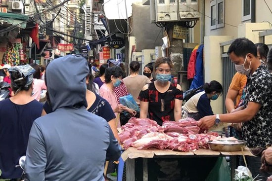 Ảnh: Từ sáng sớm, các khu chợ ở Hà Nội đã đông nghẹt người mua hàng