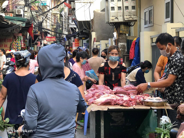 Ảnh: Từ sáng sớm, các khu chợ ở Hà Nội đã đông nghẹt người mua hàng-18
