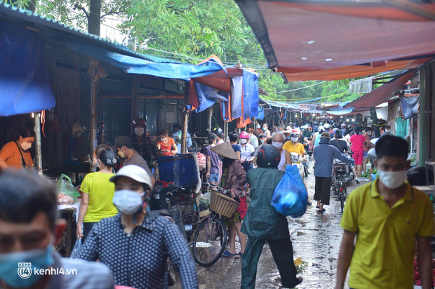Ảnh: Từ sáng sớm, các khu chợ ở Hà Nội đã đông nghẹt người mua hàng-10
