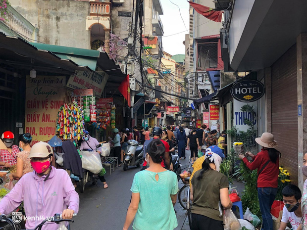 Ảnh: Từ sáng sớm, các khu chợ ở Hà Nội đã đông nghẹt người mua hàng-19