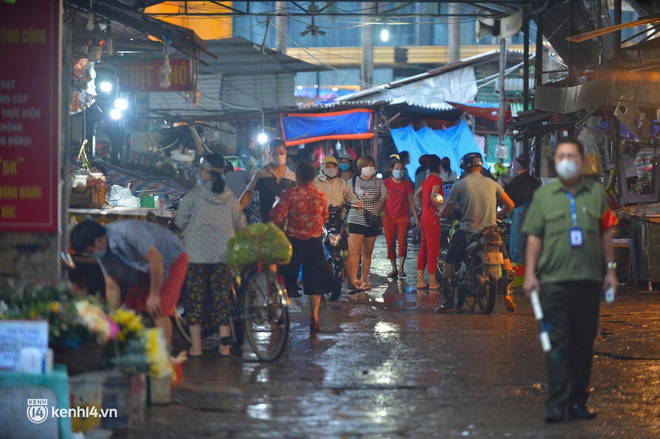 Ảnh: Từ sáng sớm, các khu chợ ở Hà Nội đã đông nghẹt người mua hàng-4