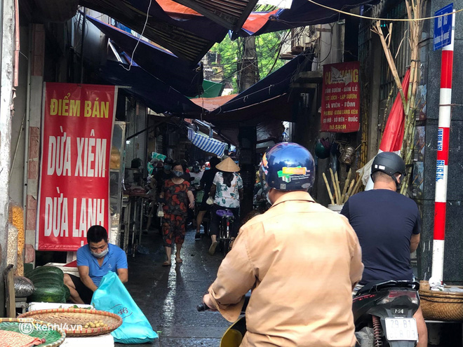 Ảnh: Từ sáng sớm, các khu chợ ở Hà Nội đã đông nghẹt người mua hàng-14