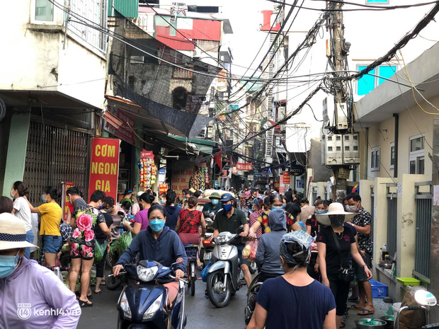Ảnh: Từ sáng sớm, các khu chợ ở Hà Nội đã đông nghẹt người mua hàng-20
