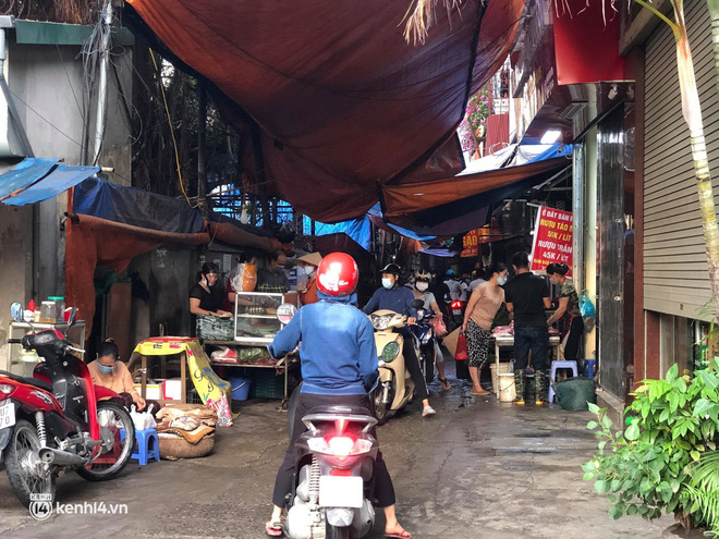 Ảnh: Từ sáng sớm, các khu chợ ở Hà Nội đã đông nghẹt người mua hàng-16