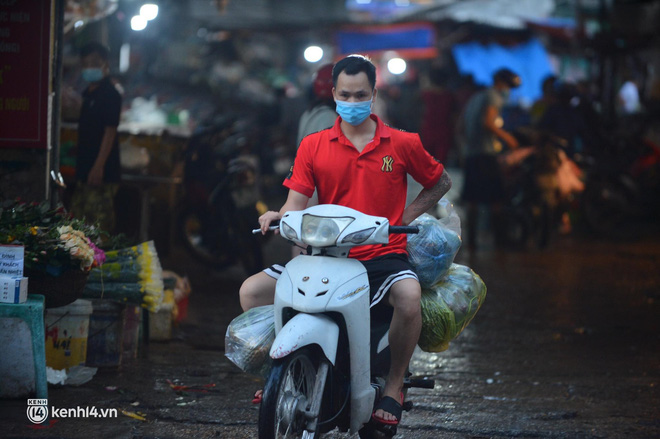 Ảnh: Từ sáng sớm, các khu chợ ở Hà Nội đã đông nghẹt người mua hàng-3