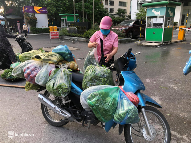 Ảnh: Từ sáng sớm, các khu chợ ở Hà Nội đã đông nghẹt người mua hàng-17