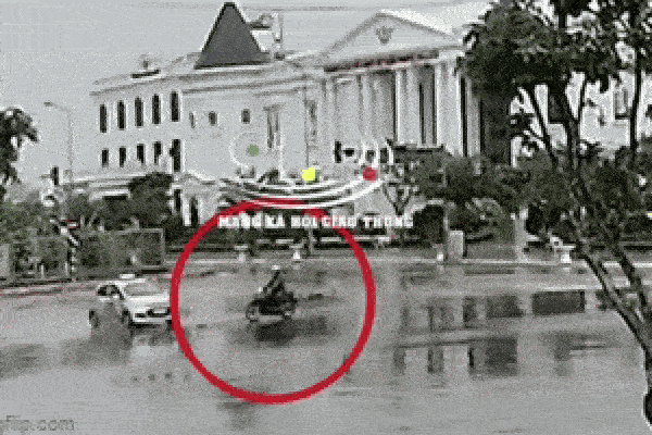 Cú vít ga sai lầm khiến người đi xe máy 