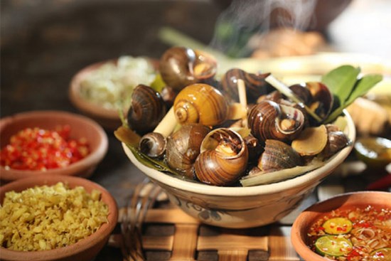 Cuối tuần vào bếp làm món ốc hấp tiêu cay nồng, đậm đà hương vị đồng quê