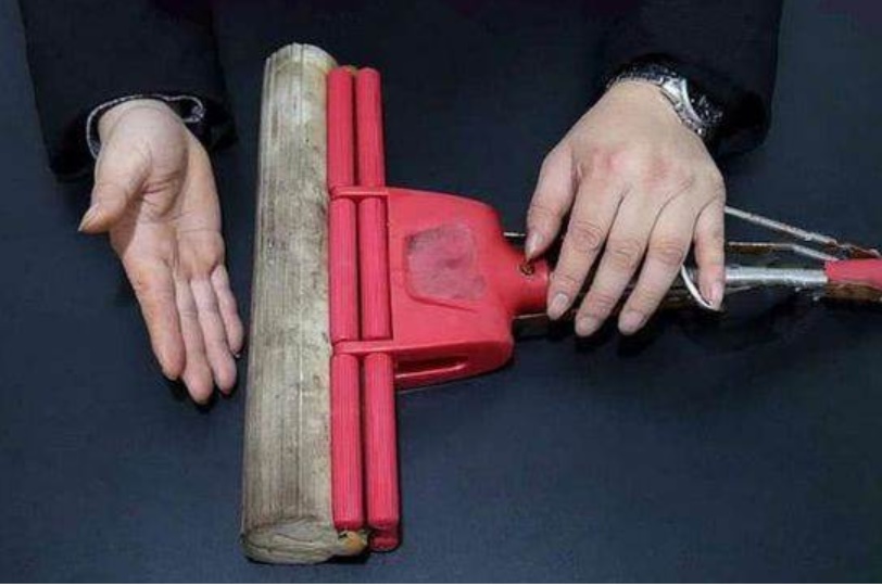 Cây lau nhà bị bẩn, có mùi sau thời gian dài sử dụng, chỉ cần một chiếc túi nilon là bạn có thể làm sạch ngay lập tức-1