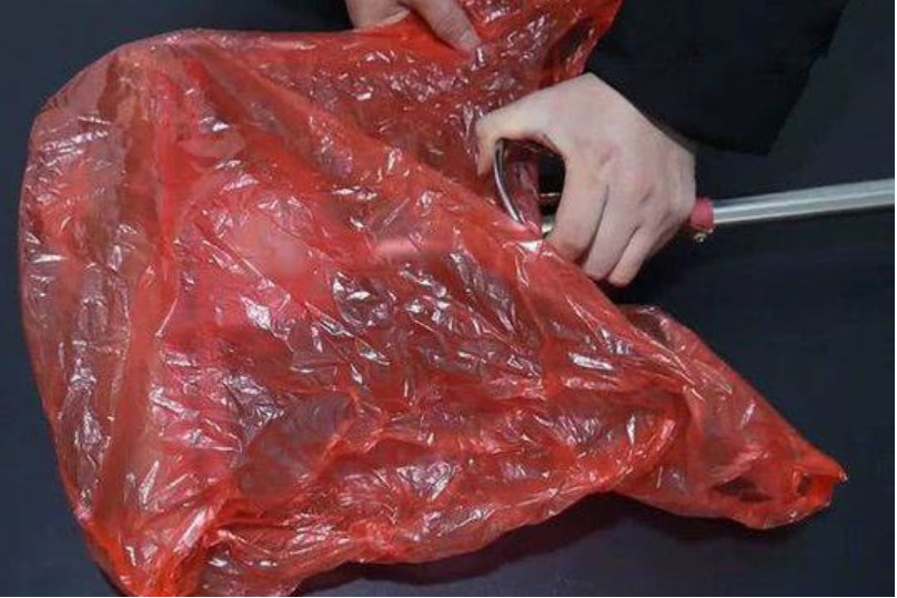 Cây lau nhà bị bẩn, có mùi sau thời gian dài sử dụng, chỉ cần một chiếc túi nilon là bạn có thể làm sạch ngay lập tức-2