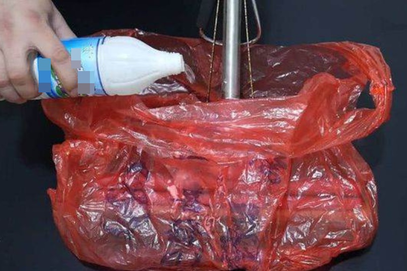 Cây lau nhà bị bẩn, có mùi sau thời gian dài sử dụng, chỉ cần một chiếc túi nilon là bạn có thể làm sạch ngay lập tức-5