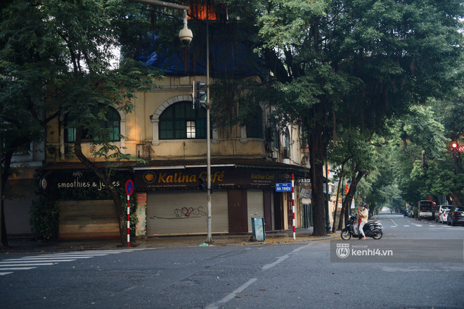 Hà Nội ngày đầu thực hiện giãn cách xã hội theo Chỉ thị 16: Đường phố vắng lặng, hàng quán đóng kín cửa im lìm-4