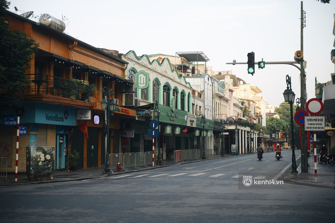 Hà Nội ngày đầu thực hiện giãn cách xã hội theo Chỉ thị 16: Đường phố vắng lặng, hàng quán đóng kín cửa im lìm-5