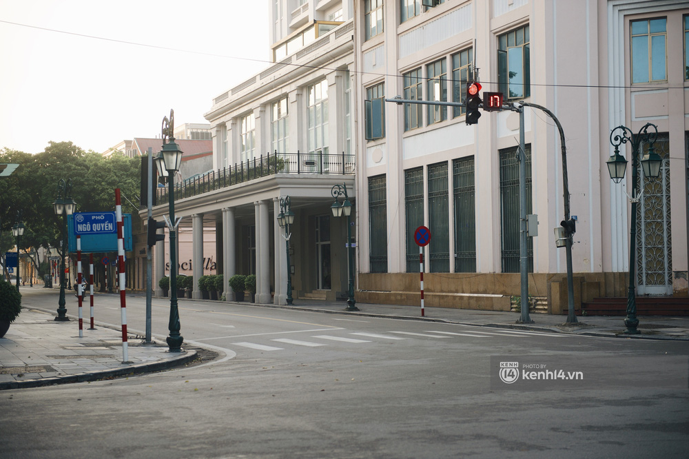 Hà Nội ngày đầu thực hiện giãn cách xã hội theo Chỉ thị 16: Đường phố vắng lặng, hàng quán đóng kín cửa im lìm-2