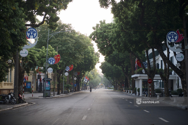Hà Nội ngày đầu thực hiện giãn cách xã hội theo Chỉ thị 16: Đường phố vắng lặng, hàng quán đóng kín cửa im lìm-9
