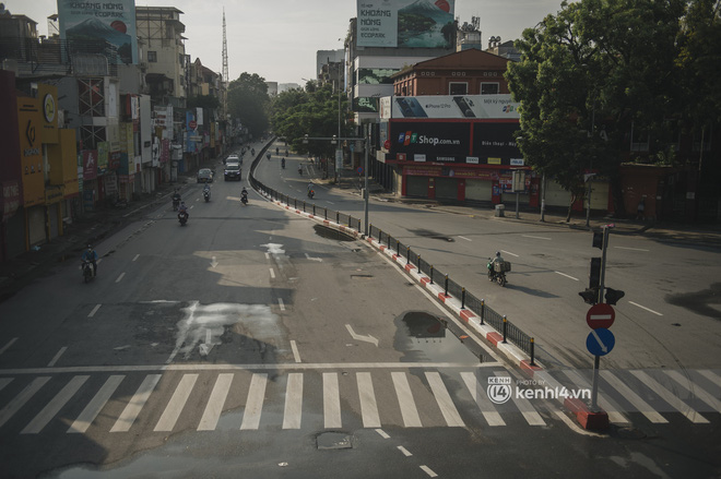 Hà Nội ngày đầu thực hiện giãn cách xã hội theo Chỉ thị 16: Đường phố vắng lặng, hàng quán đóng kín cửa im lìm-17