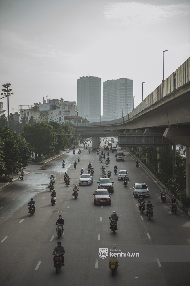 Hà Nội ngày đầu thực hiện giãn cách xã hội theo Chỉ thị 16: Đường phố vắng lặng, hàng quán đóng kín cửa im lìm-19