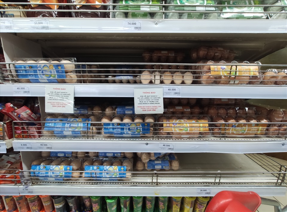 Hà Nội: Giá trứng gà tăng đột biến, mỗi người chỉ được mua 3 vỉ/ngày-1