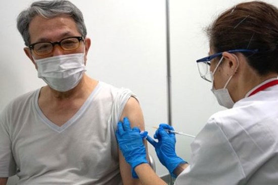 Người cao tuổi mắc bệnh huyết áp có được tiêm vaccine Covid-19?