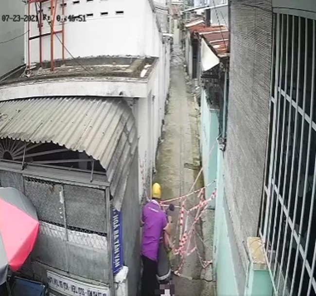 Sự thật clip người đàn ông lén lút tháo dây chắn trong khu phong tỏa-2