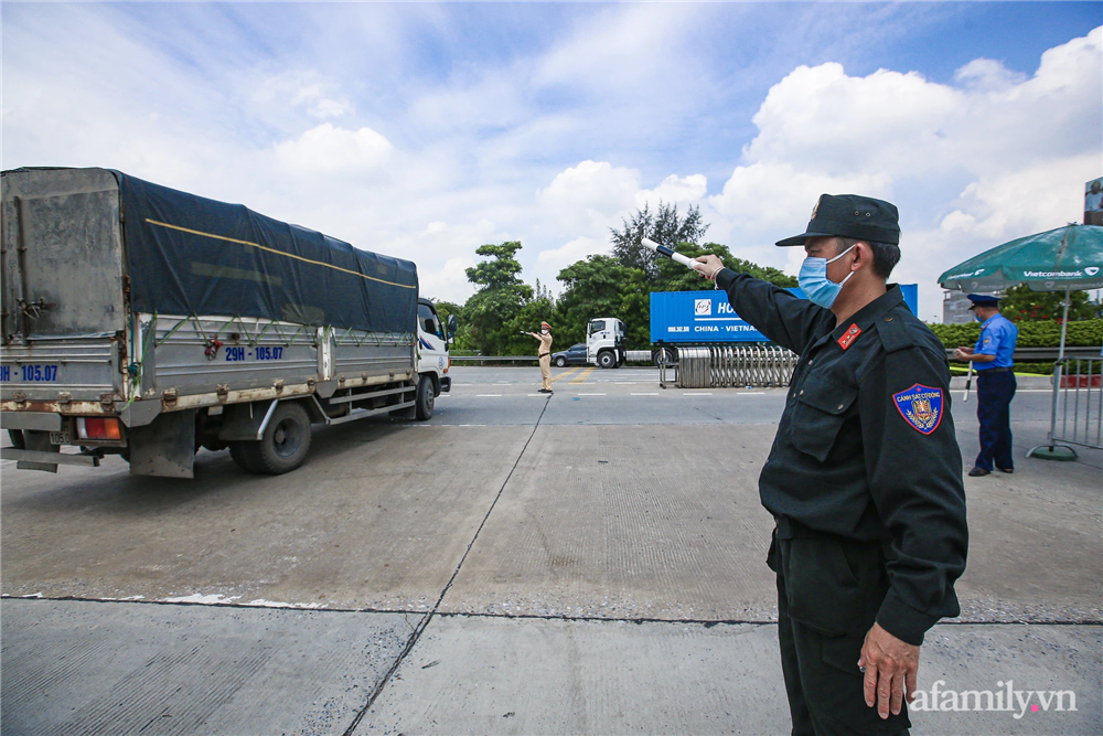 Hà Nội ngày đầu giãn cách xã hội: 100% phương tiện phải quay đầu tại 22 chốt kiểm soát cửa ngõ, các xe không thuộc luồng xanh phải thay đổi lộ trình-5