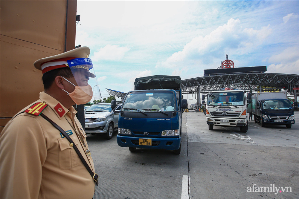 Hà Nội ngày đầu giãn cách xã hội: 100% phương tiện phải quay đầu tại 22 chốt kiểm soát cửa ngõ, các xe không thuộc luồng xanh phải thay đổi lộ trình-6