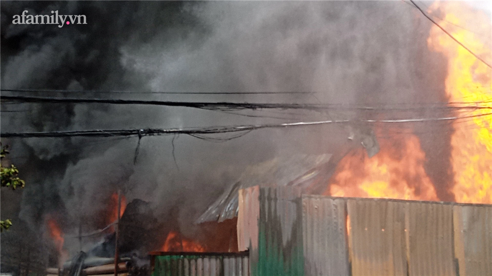 Hà Nội: Tiếng khóc nhói lòng giữa đám cháy kinh hoàng lúc trời mưa tầm tã-1