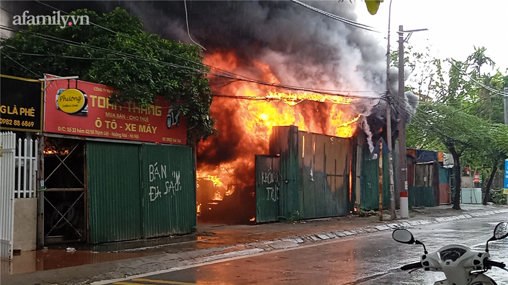 Hà Nội: Tiếng khóc nhói lòng giữa đám cháy kinh hoàng lúc trời mưa tầm tã-2