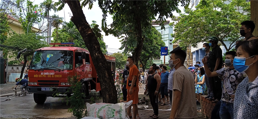 Hà Nội: Tiếng khóc nhói lòng giữa đám cháy kinh hoàng lúc trời mưa tầm tã-3