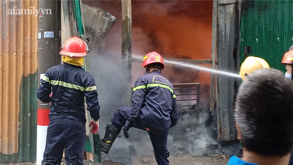 Hà Nội: Tiếng khóc nhói lòng giữa đám cháy kinh hoàng lúc trời mưa tầm tã-5