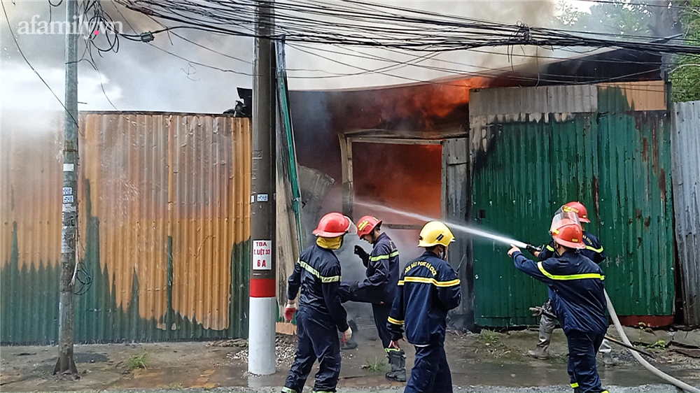 Hà Nội: Tiếng khóc nhói lòng giữa đám cháy kinh hoàng lúc trời mưa tầm tã-6