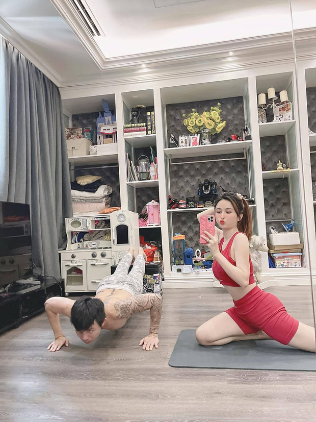 Vợ chồng Minh Nhựa tiết lộ loạt hình ảnh chưa từng thấy trong những ngày giãn cách ở nhà-1