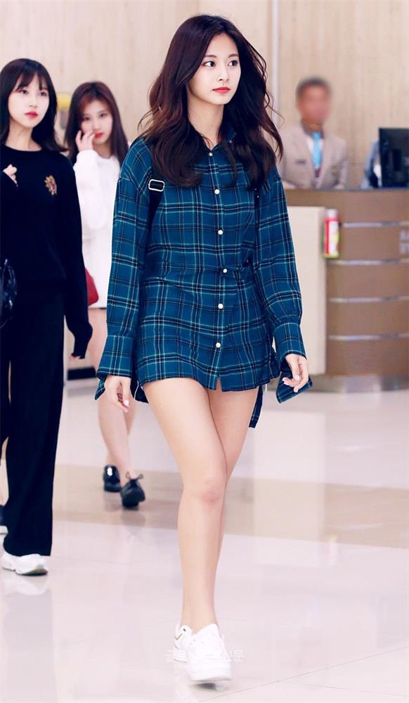 Cùng diện mốt giấu quần nhưng team chân khẳng khiu hay team đùi to khỏe khoắn mới thắng thế?-10