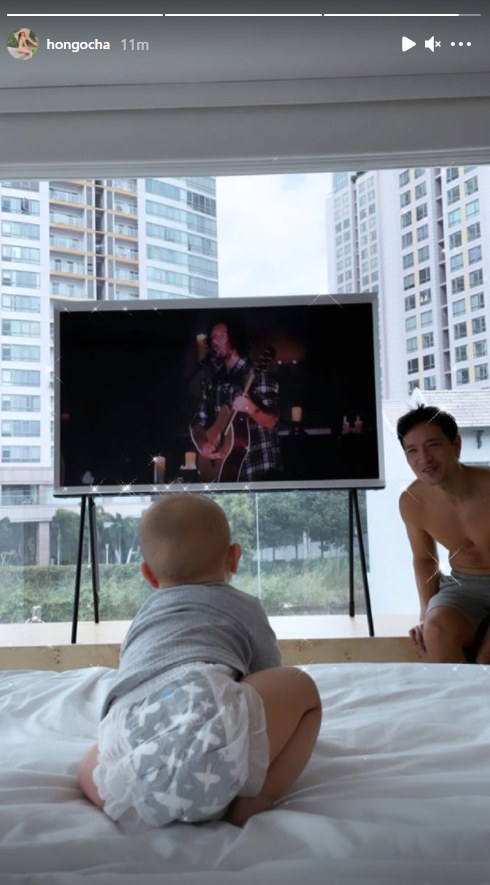 Vừa có biểu cảm phấn khích với bố, Leon nhà Hà Hồ bỗng quay ngoắt 180 độ sang thờ ơ chì vì điều này-2