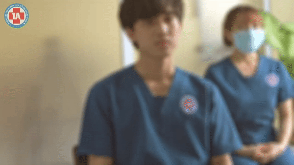 Bác sĩ hướng dẫn bài tập phục hồi phổi cho bệnh nhân COVID-19-2