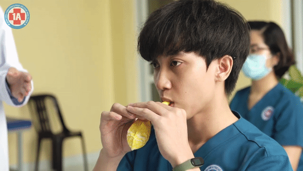 Bác sĩ hướng dẫn bài tập phục hồi phổi cho bệnh nhân COVID-19-12