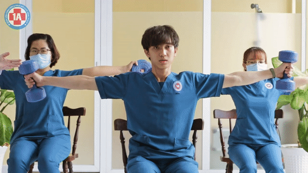 Bác sĩ hướng dẫn bài tập phục hồi phổi cho bệnh nhân COVID-19-15