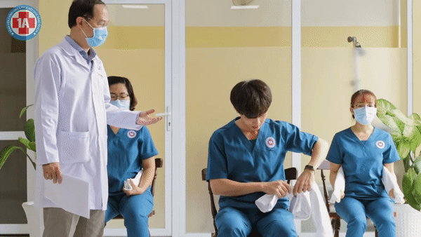 Bác sĩ hướng dẫn bài tập phục hồi phổi cho bệnh nhân COVID-19-17