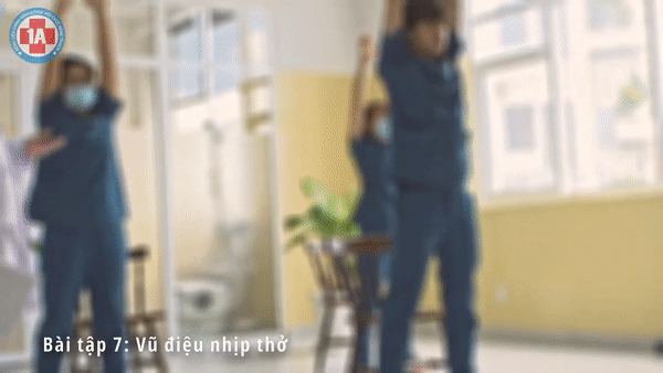 Bác sĩ hướng dẫn bài tập phục hồi phổi cho bệnh nhân COVID-19-18