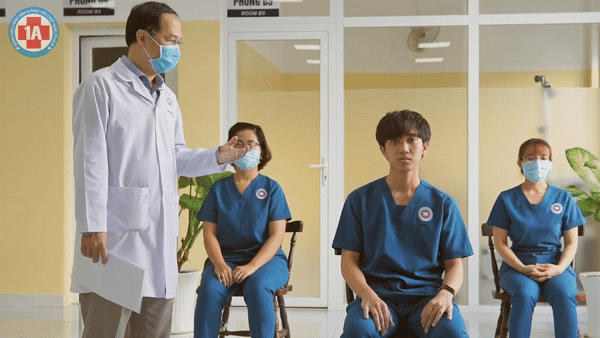 Bác sĩ hướng dẫn bài tập phục hồi phổi cho bệnh nhân COVID-19-4