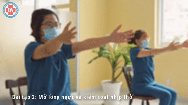 Bác sĩ hướng dẫn bài tập phục hồi phổi cho bệnh nhân COVID-19-5