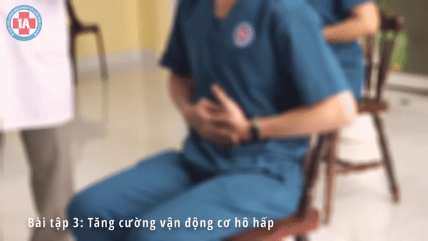 Bác sĩ hướng dẫn bài tập phục hồi phổi cho bệnh nhân COVID-19-8