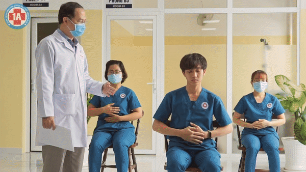 Bác sĩ hướng dẫn bài tập phục hồi phổi cho bệnh nhân COVID-19-10