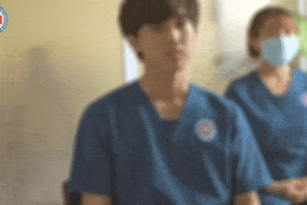 Bác sĩ hướng dẫn bài tập phục hồi phổi cho bệnh nhân COVID-19