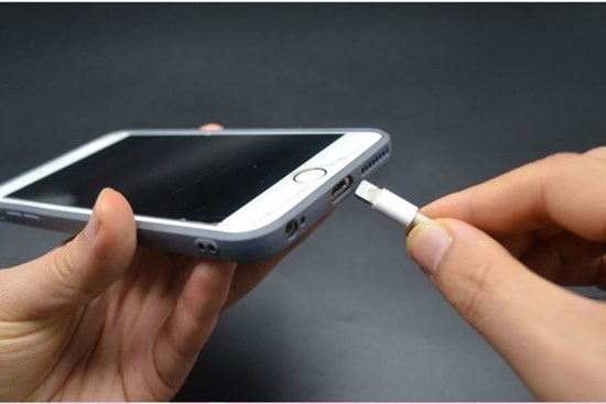 Pin điện thoại không bền hóa ra do cách sạc sai, nếu duy trì được những thói quen này sẽ cực tốt