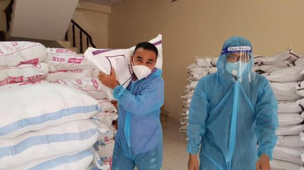 MC Quyền Linh mang dép tổ ong, vác gạo trên vai hỗ trợ tuyến đầu chống dịch Covid-19: Hình ảnh đẹp lan toả khắp MXH hôm nay!-1