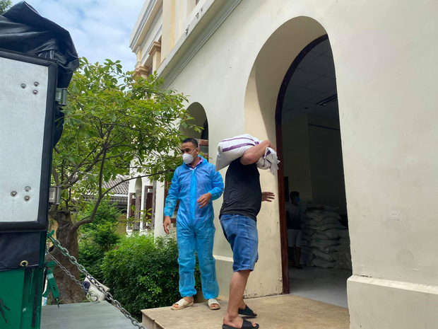 MC Quyền Linh mang dép tổ ong, vác gạo trên vai hỗ trợ tuyến đầu chống dịch Covid-19: Hình ảnh đẹp lan toả khắp MXH hôm nay!-3