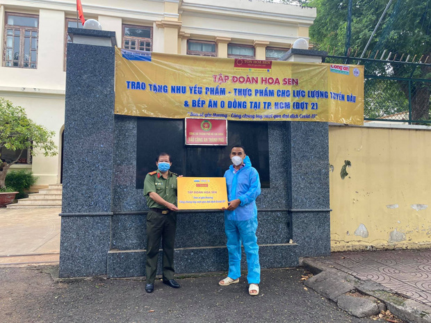 MC Quyền Linh mang dép tổ ong, vác gạo trên vai hỗ trợ tuyến đầu chống dịch Covid-19: Hình ảnh đẹp lan toả khắp MXH hôm nay!-4