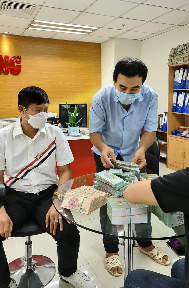 MC Quyền Linh mang dép tổ ong, vác gạo trên vai hỗ trợ tuyến đầu chống dịch Covid-19: Hình ảnh đẹp lan toả khắp MXH hôm nay!-5