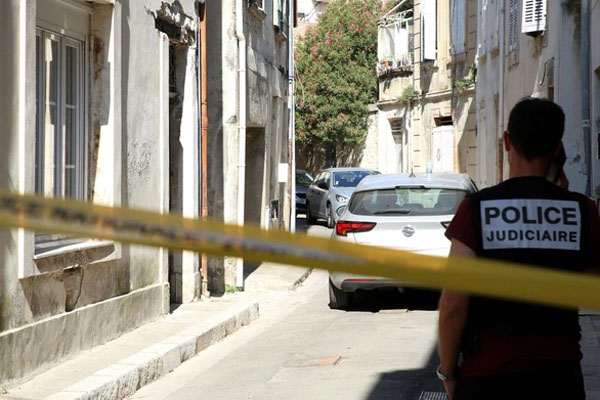 Hàng thịt vắng vẻ, bà chủ tranh thủ tút lại bộ móng, nhìn dụng cụ làm nail mà khách hàng chỉ buồn nôn-3